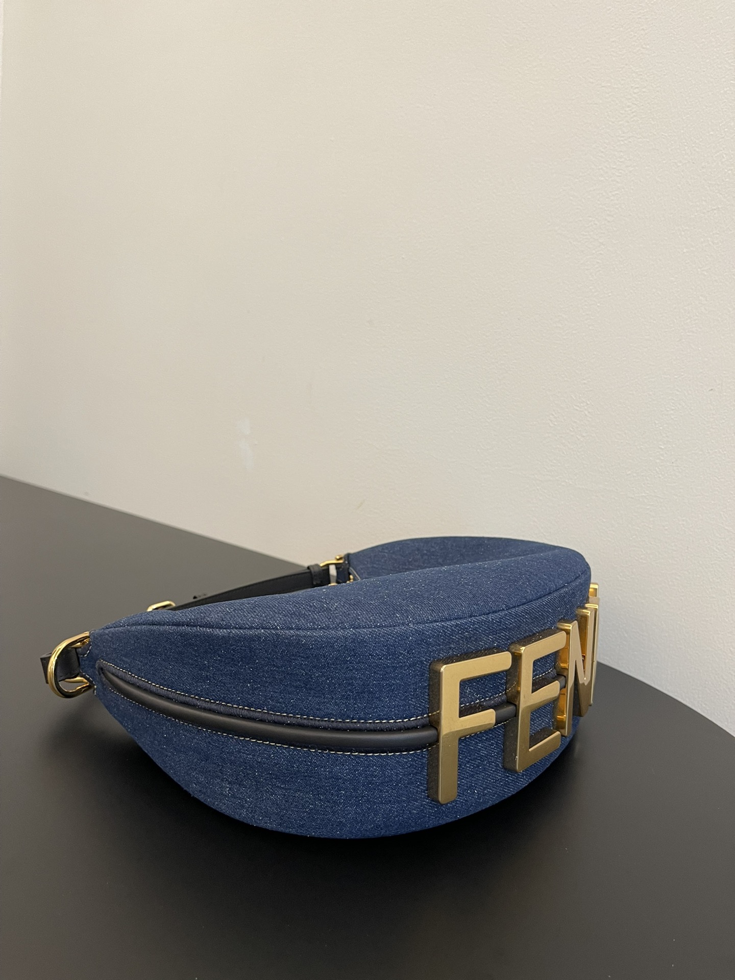 F**di praphy-29x24.5x10cm