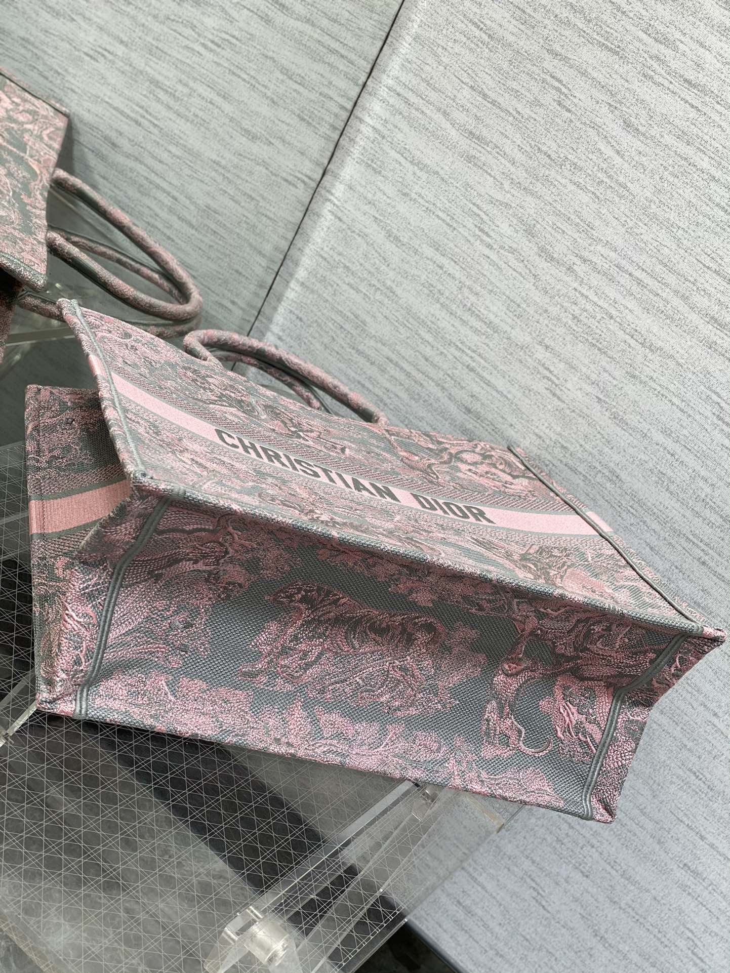 D*or book tote