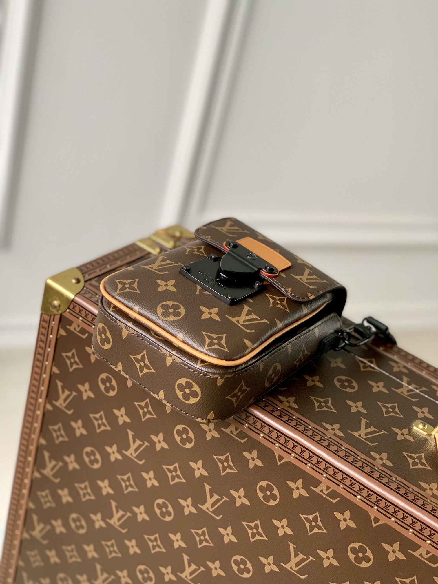 l0*is V*t0n s-lock vertical wearable handbag-12*19*7cm