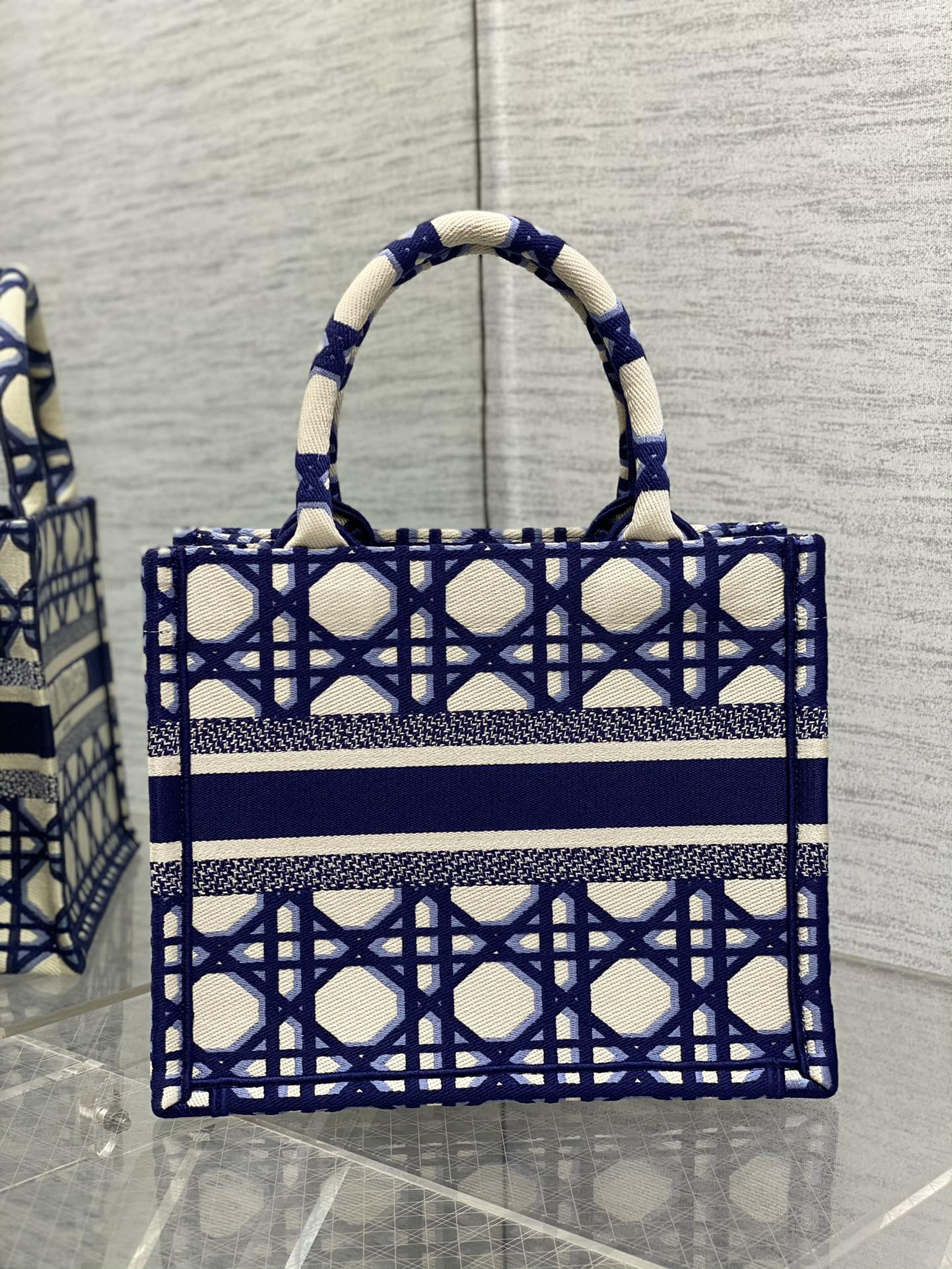 D*or book tote