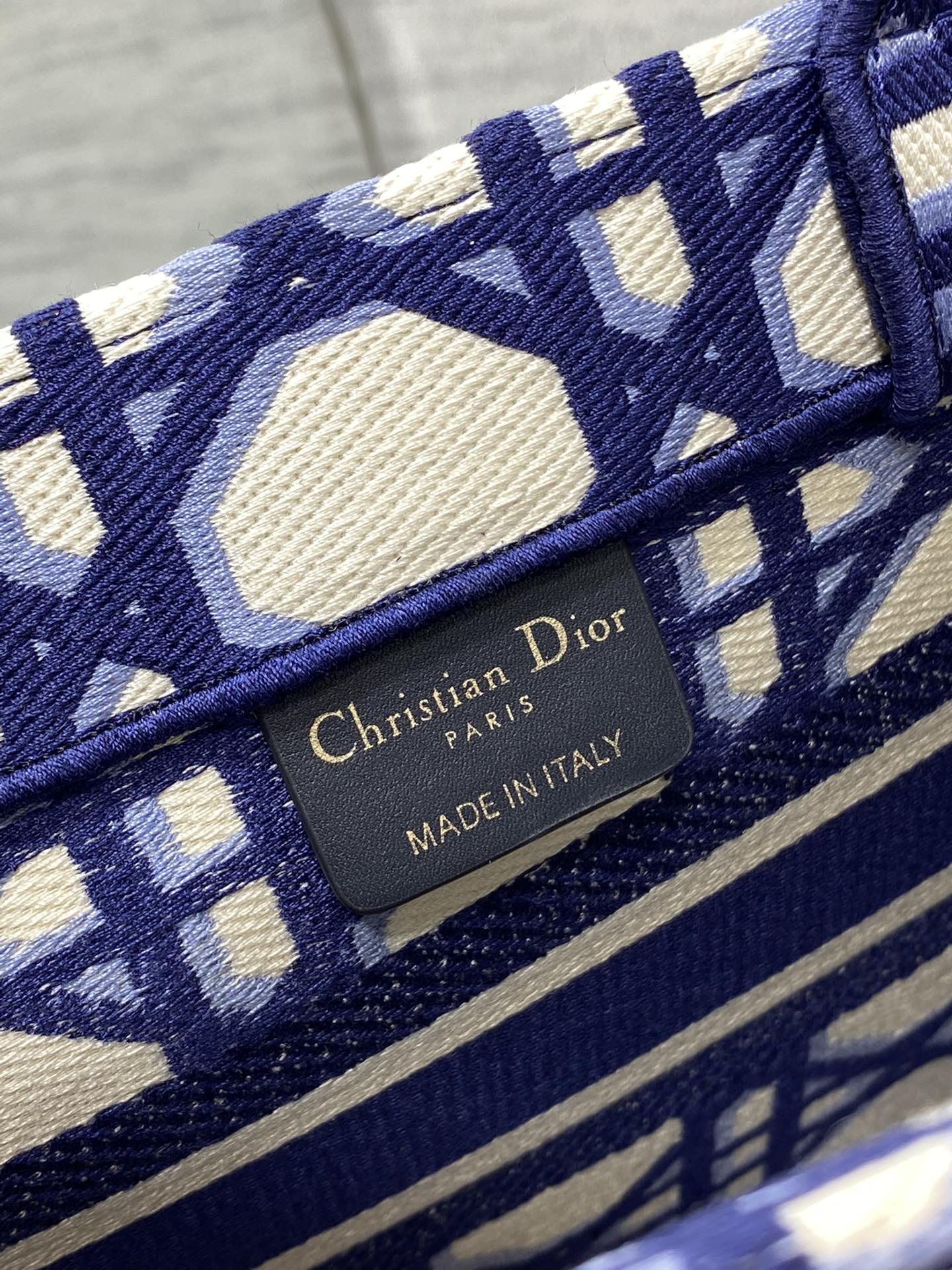 D*or book tote