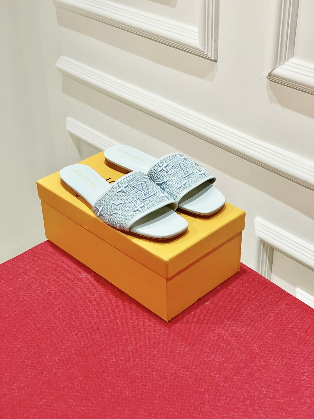 l0*is V*t0n slippers