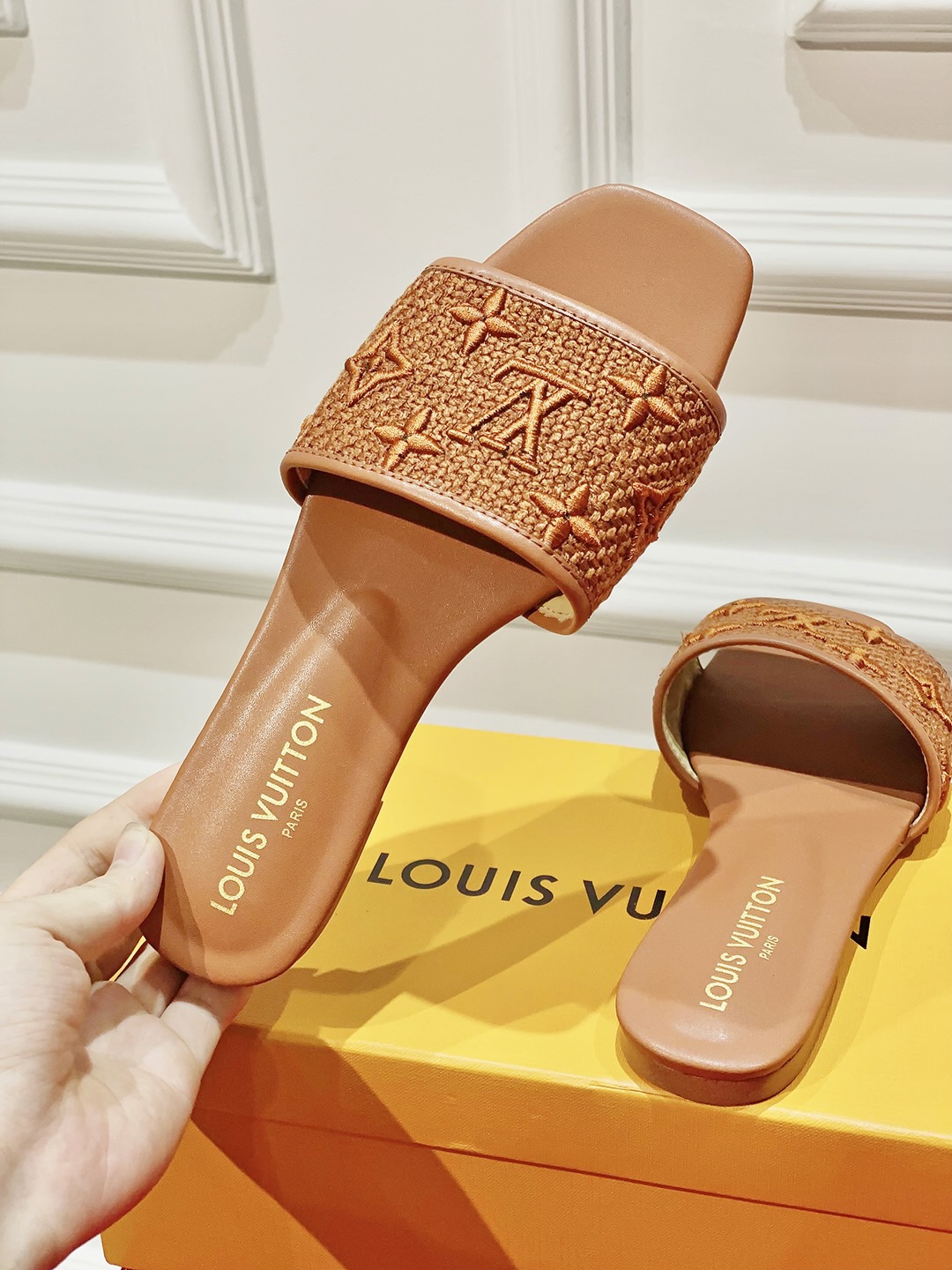 l0*is V*t0n slippers