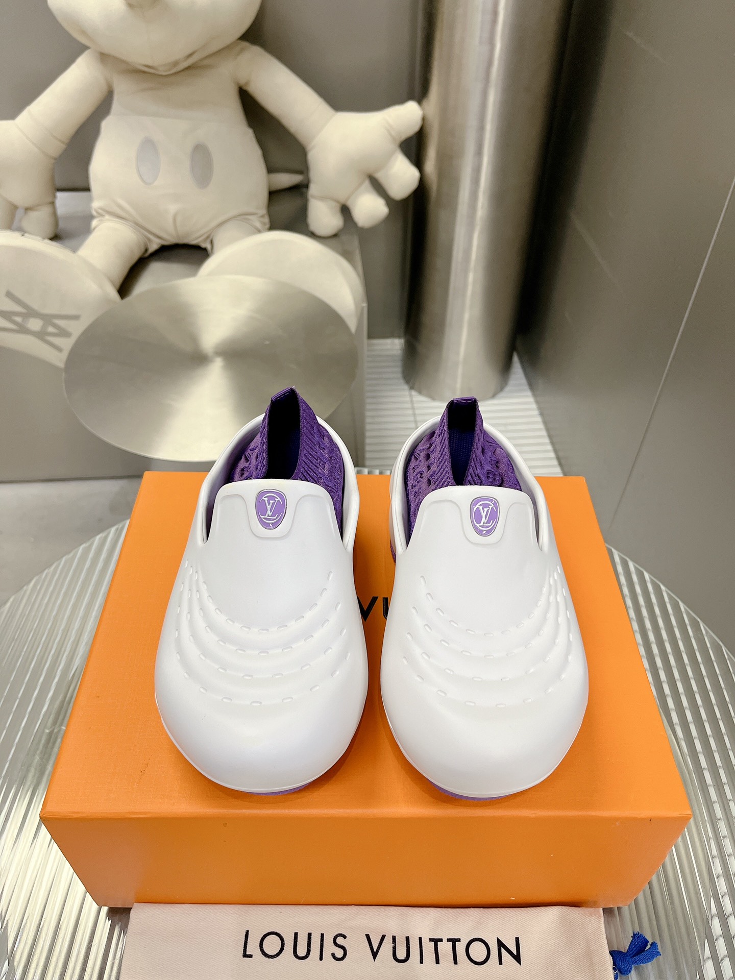 l0*is V*t0n shark clog slippers(eu35-40)