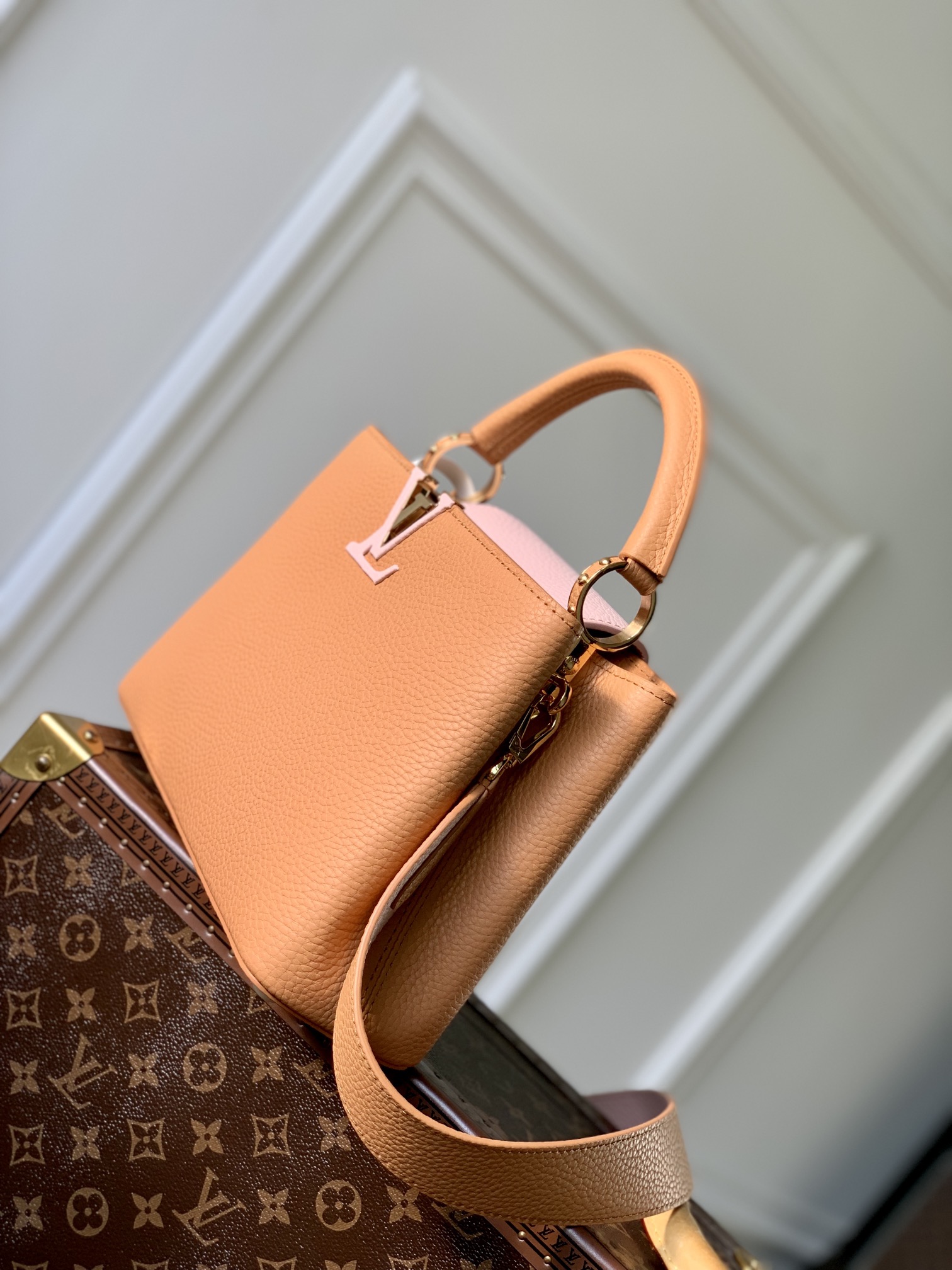 l0*is V*t0n capucines handlebag