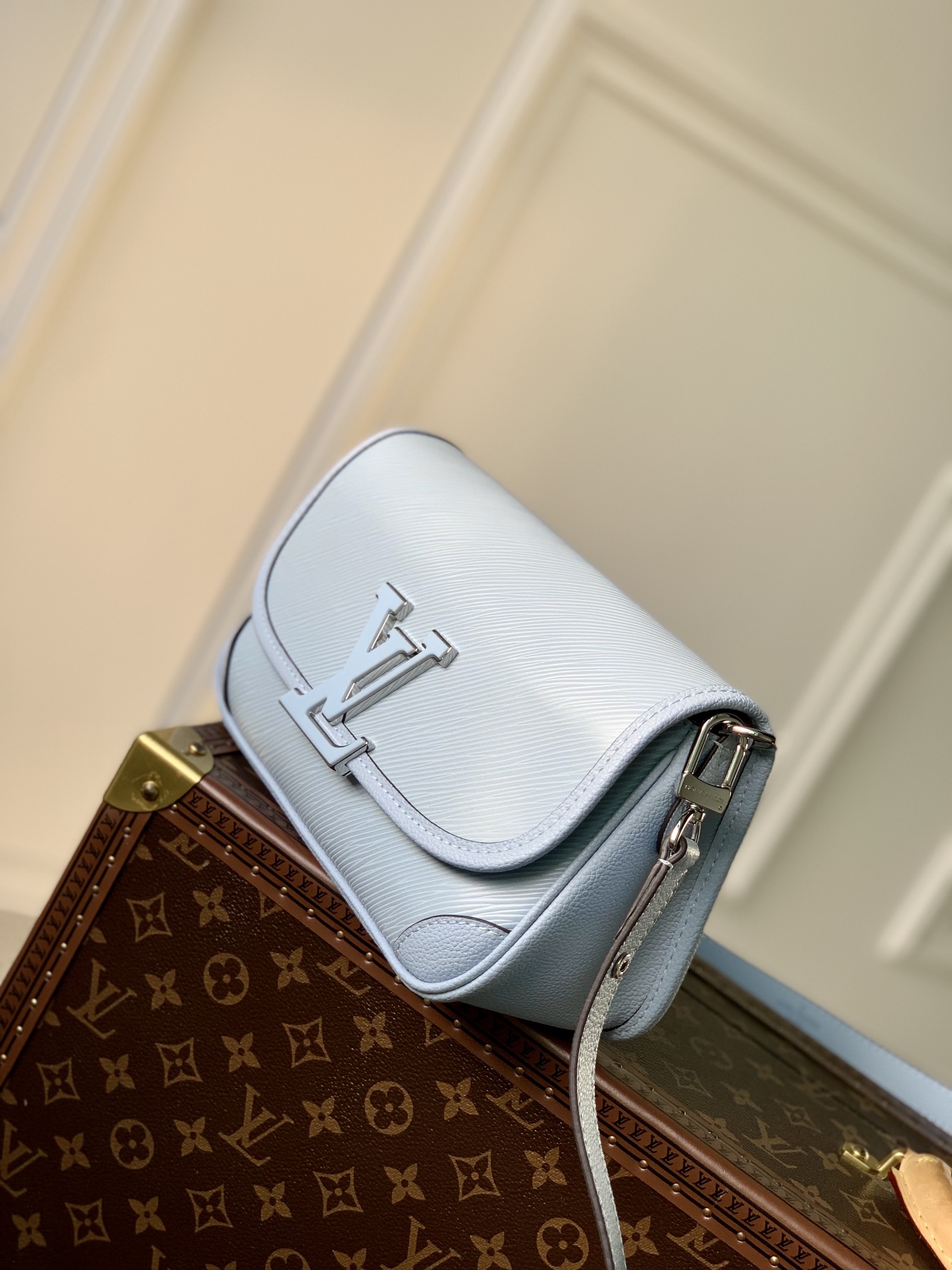l0*is V*t0n buci handbag-24.5 x 15.5 x 9cm