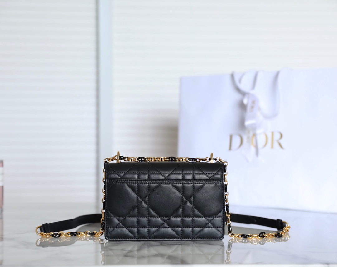 D*or caro bag- 19 x 13 x 5.5cm
