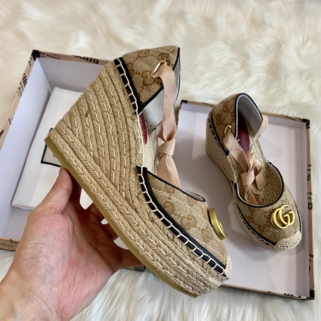 G*u*i sandals