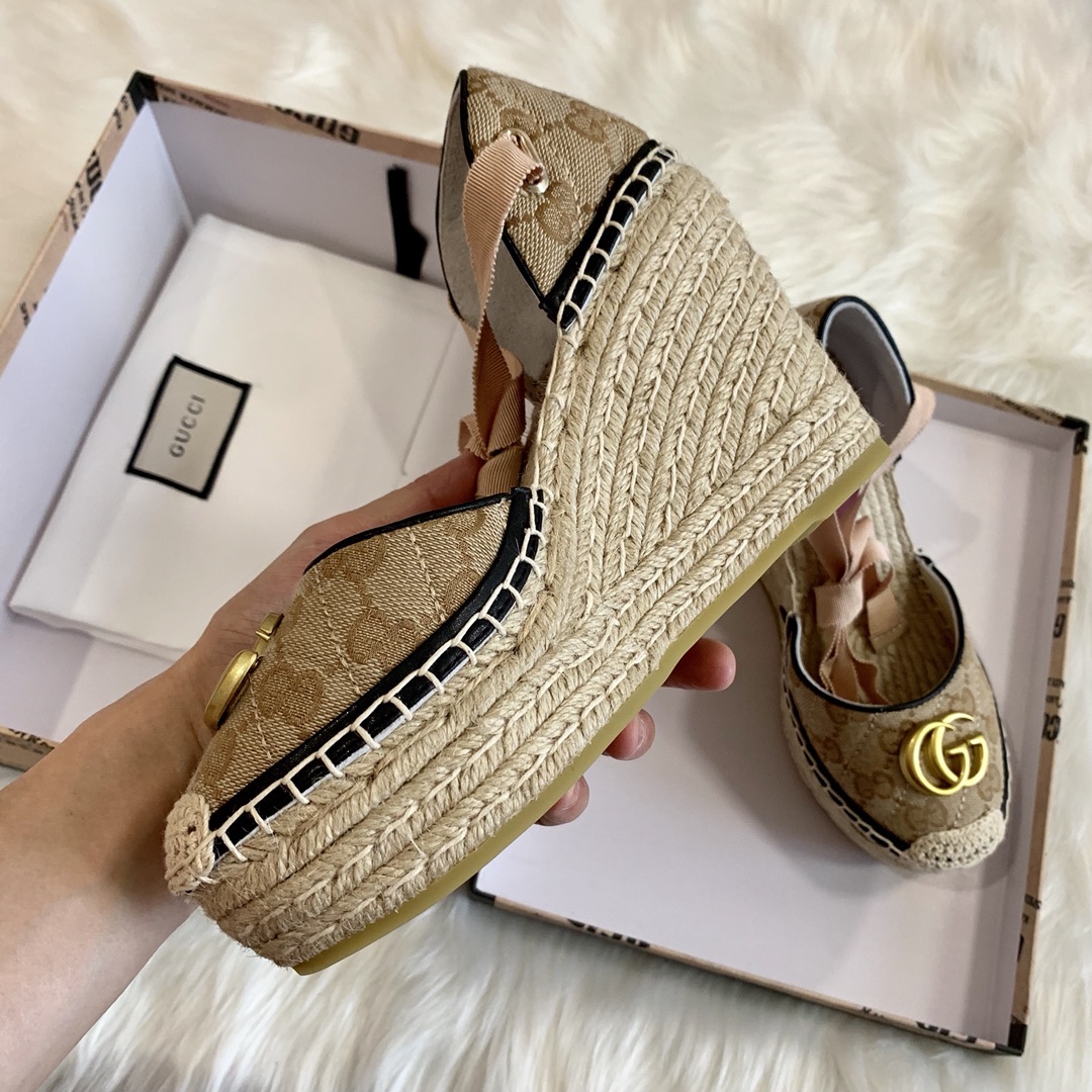 G*u*i sandals