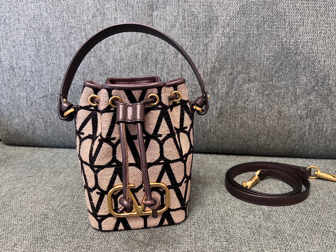 Va1e*ntin0 garavanivlogo signature bag-12*18*10cm