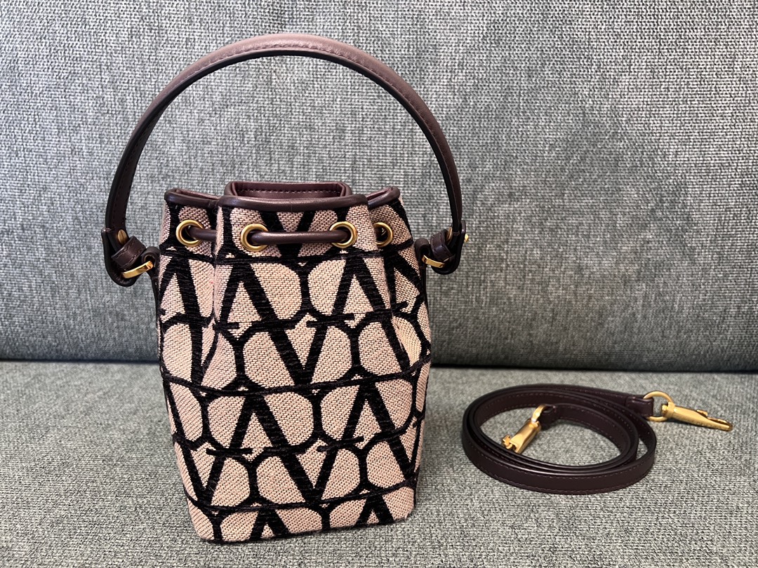 Va1e*ntin0 garavanivlogo signature bag-12*18*10cm