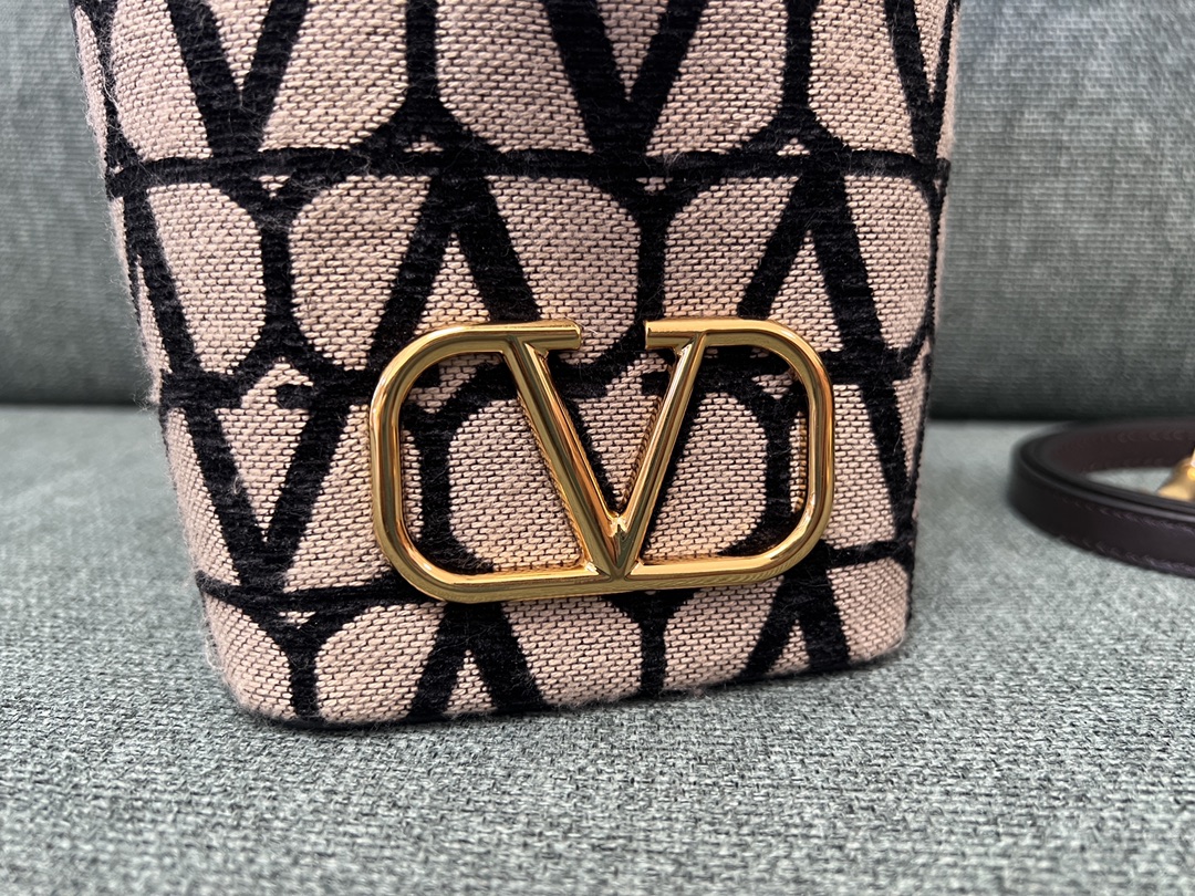 Va1e*ntin0 garavanivlogo signature bag-12*18*10cm