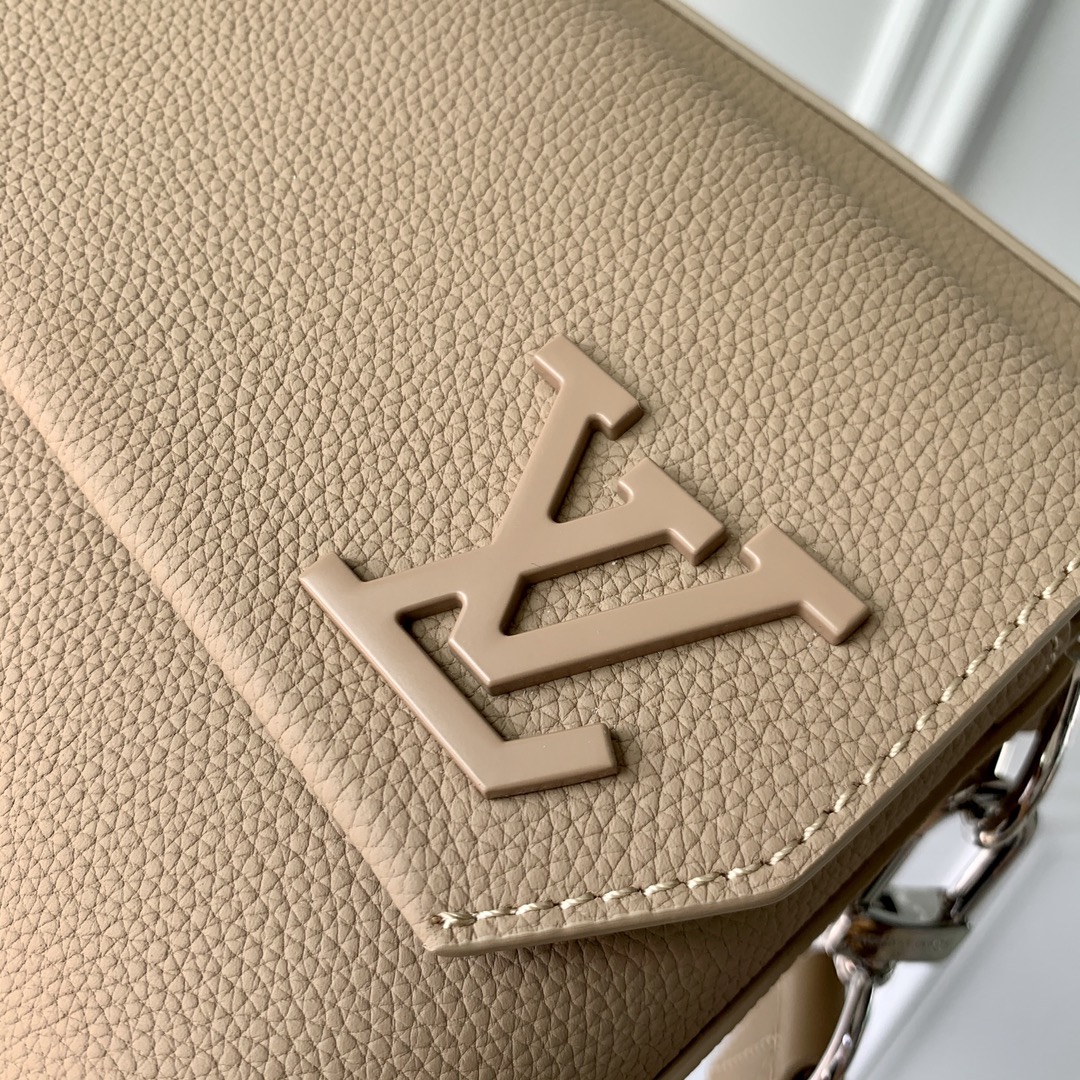 l0*is V*t0n fastline messenger bag-23.5 x 18 x 7cm