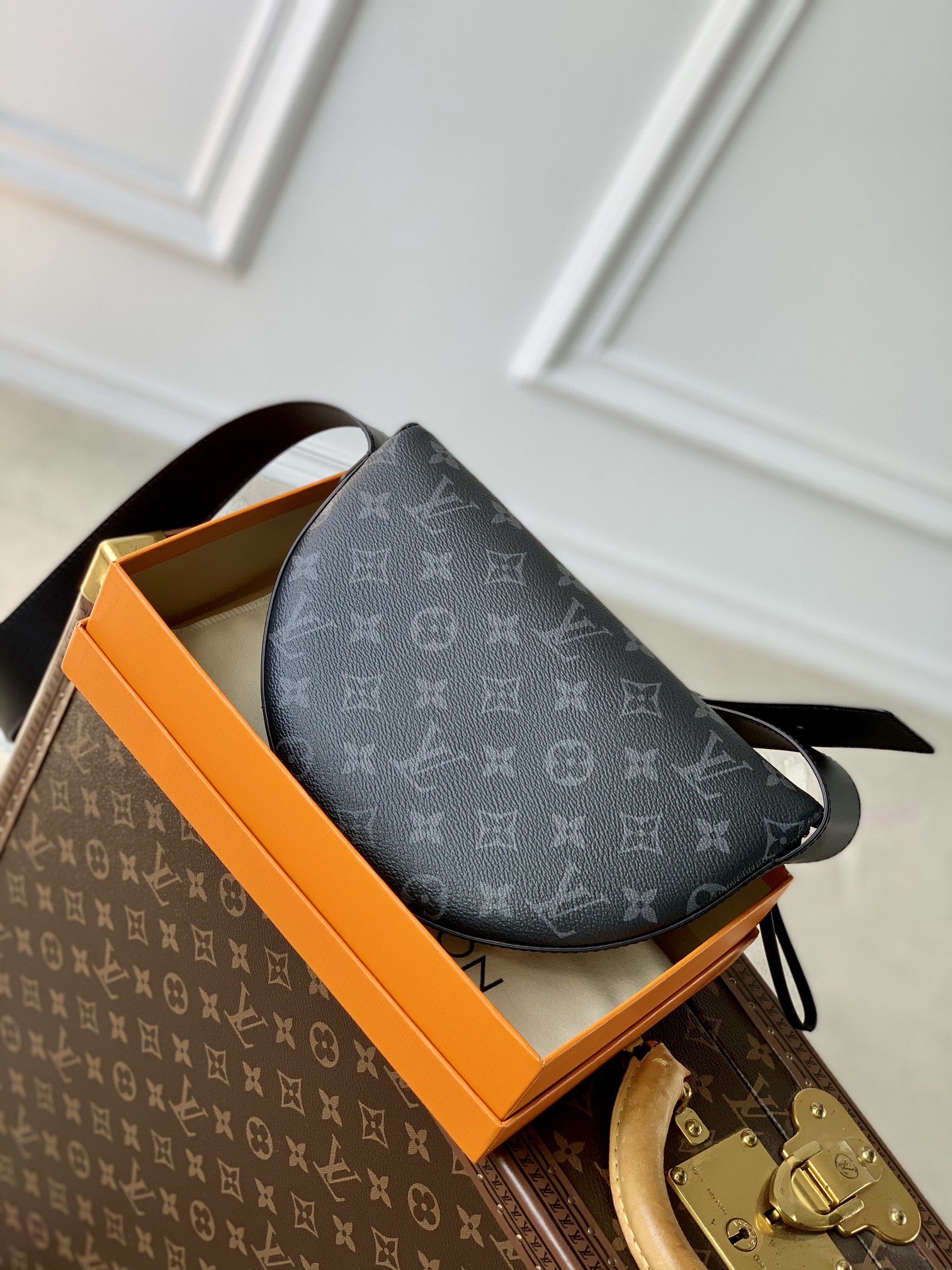 l0*is V*t0n moon crossbody bag-24.5 x 16 x 4.55cm