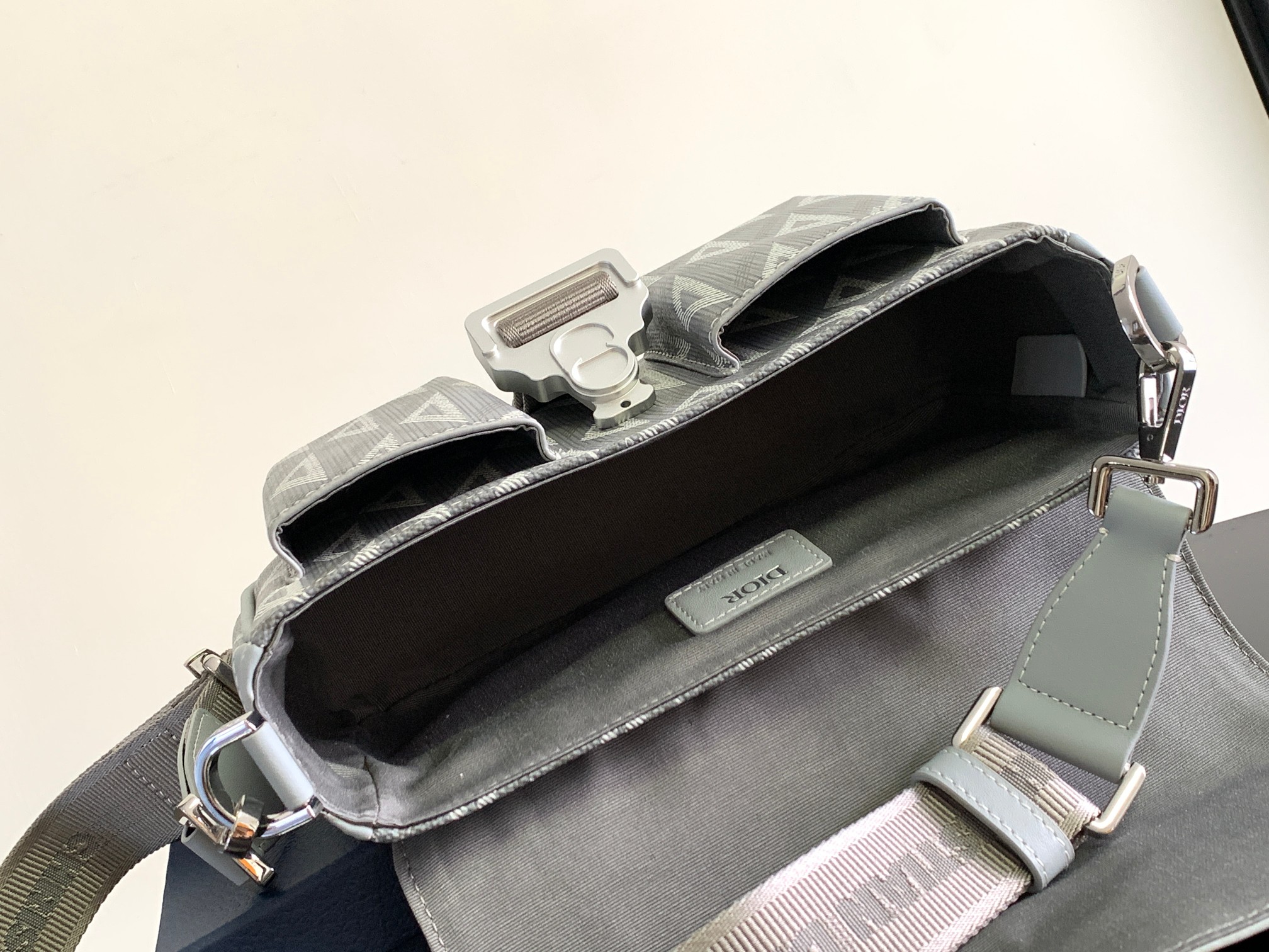 D*or hit the road handbags-27 x 17 x 9cm
