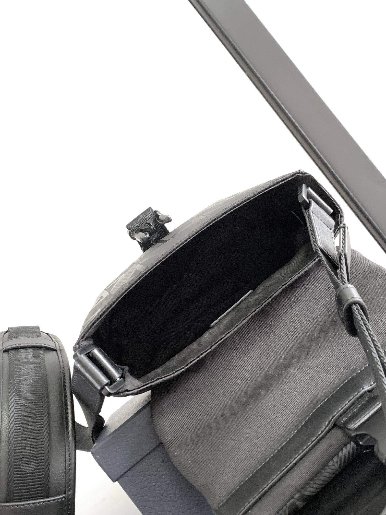 D*or explorer crossbody bag-20 x 15 x 5cm