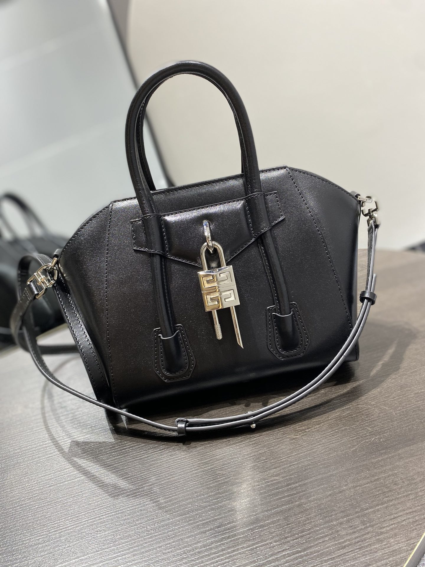 G1uenchy antigona tote-22*20*13cm
