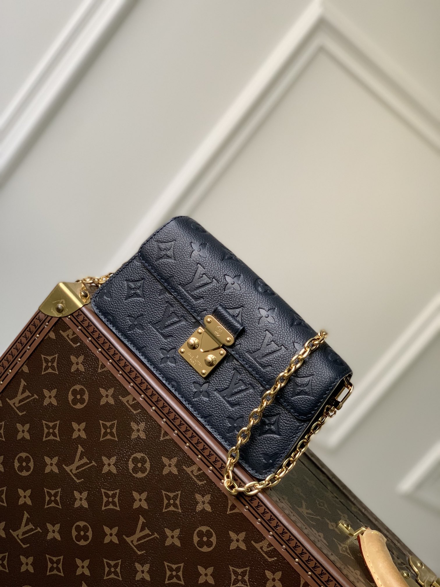 l0*is V*t0n wallet on chain-22 x 15 x 5.5cm