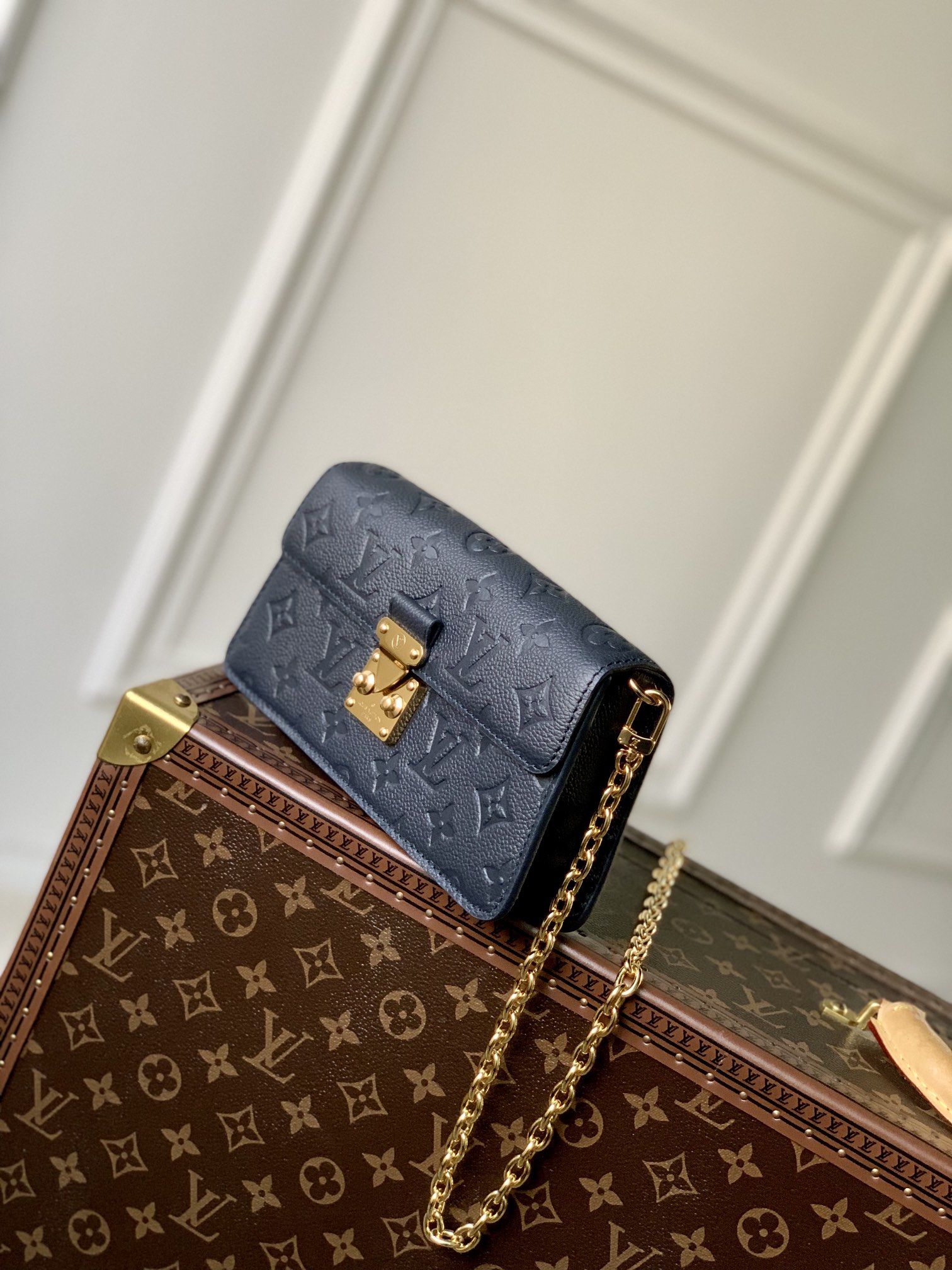 l0*is V*t0n wallet on chain-22 x 15 x 5.5cm