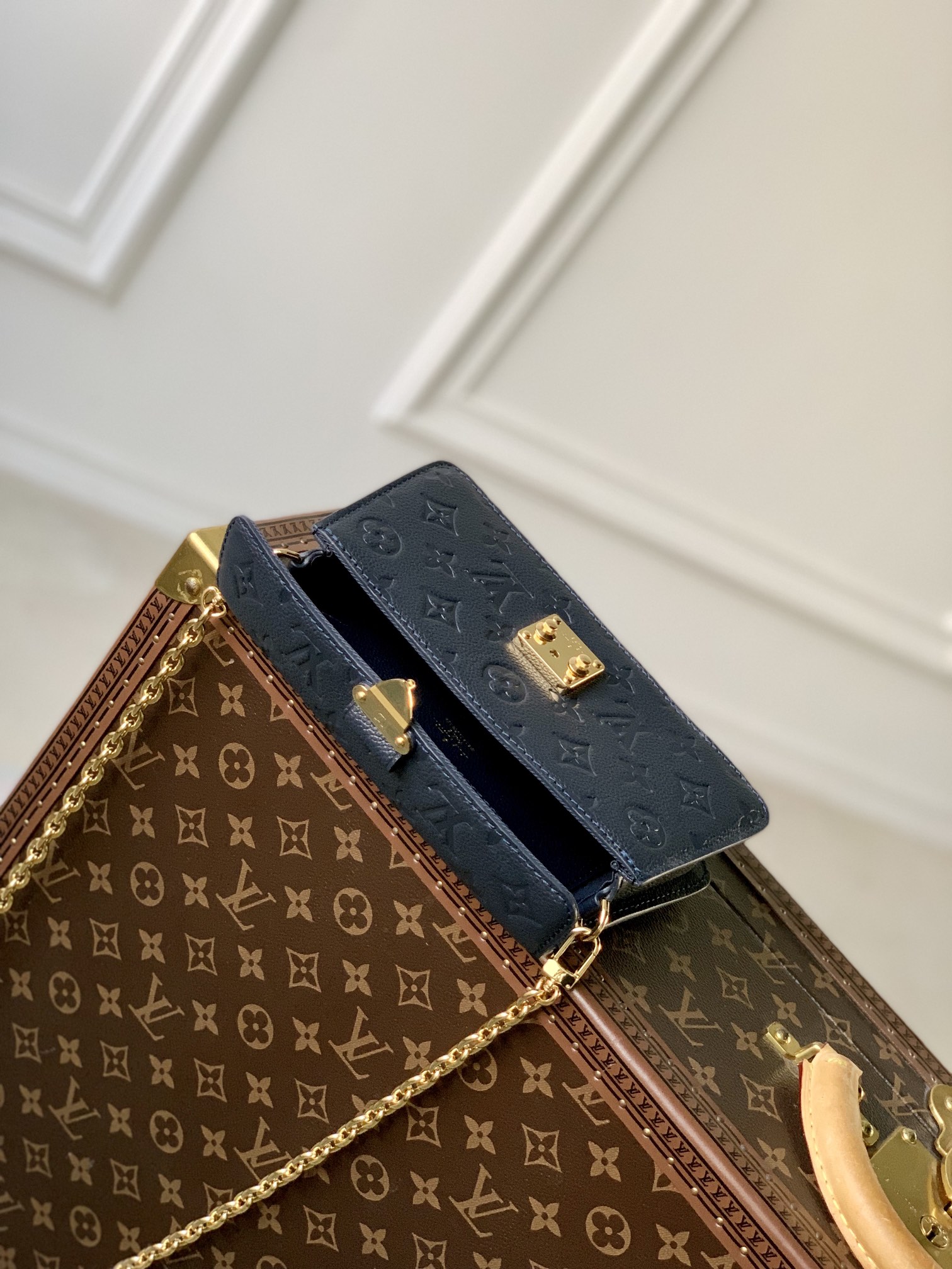l0*is V*t0n wallet on chain-22 x 15 x 5.5cm
