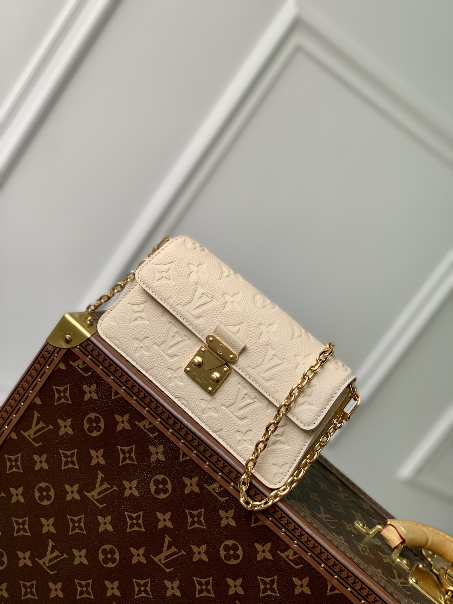 l0*is V*t0n wallet on chain-22 x 15 x 5.5cm