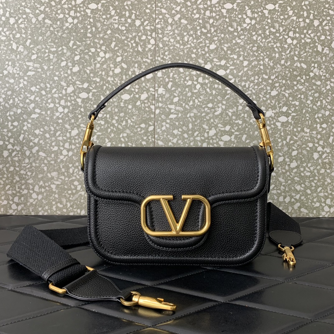 Va1e*ntin0 garavani allnite bag-23.5✖️18✖️8cm