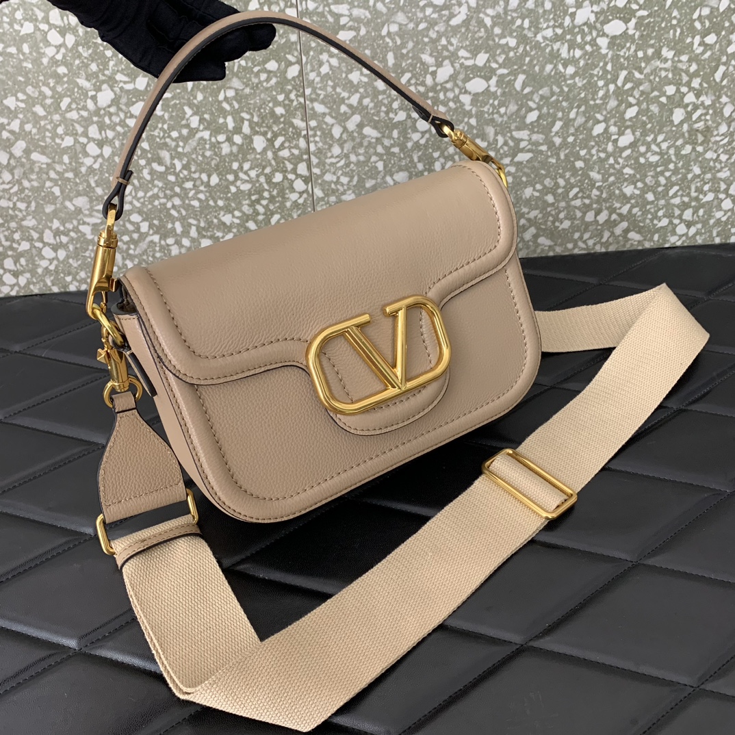 Va1e*ntin0 garavani allnite bag-23.5✖️18✖️8cm