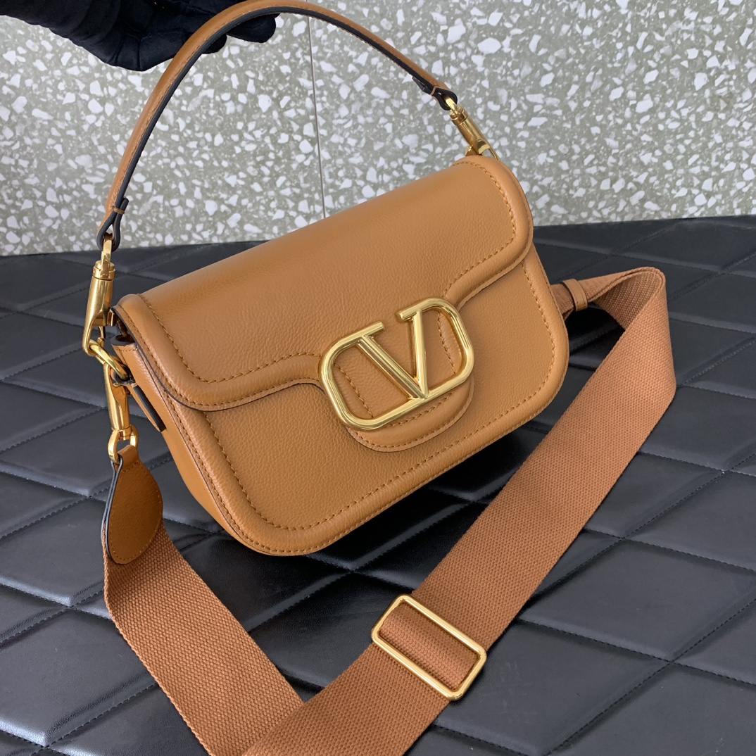 Va1e*ntin0 garavani allnite bag-23.5✖️18✖️8cm