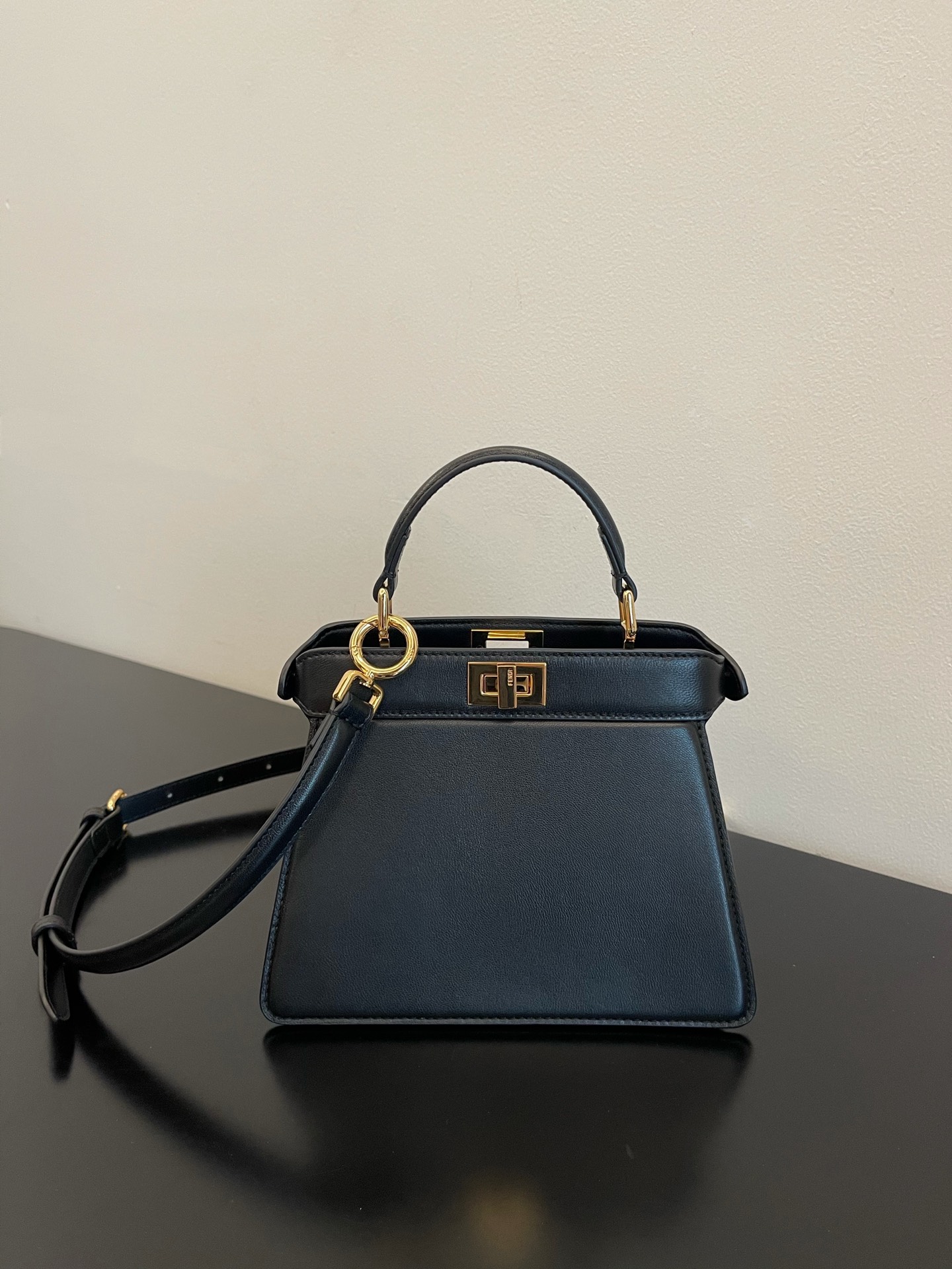 F**di peekaboo iseeu bag-20x11x15cm