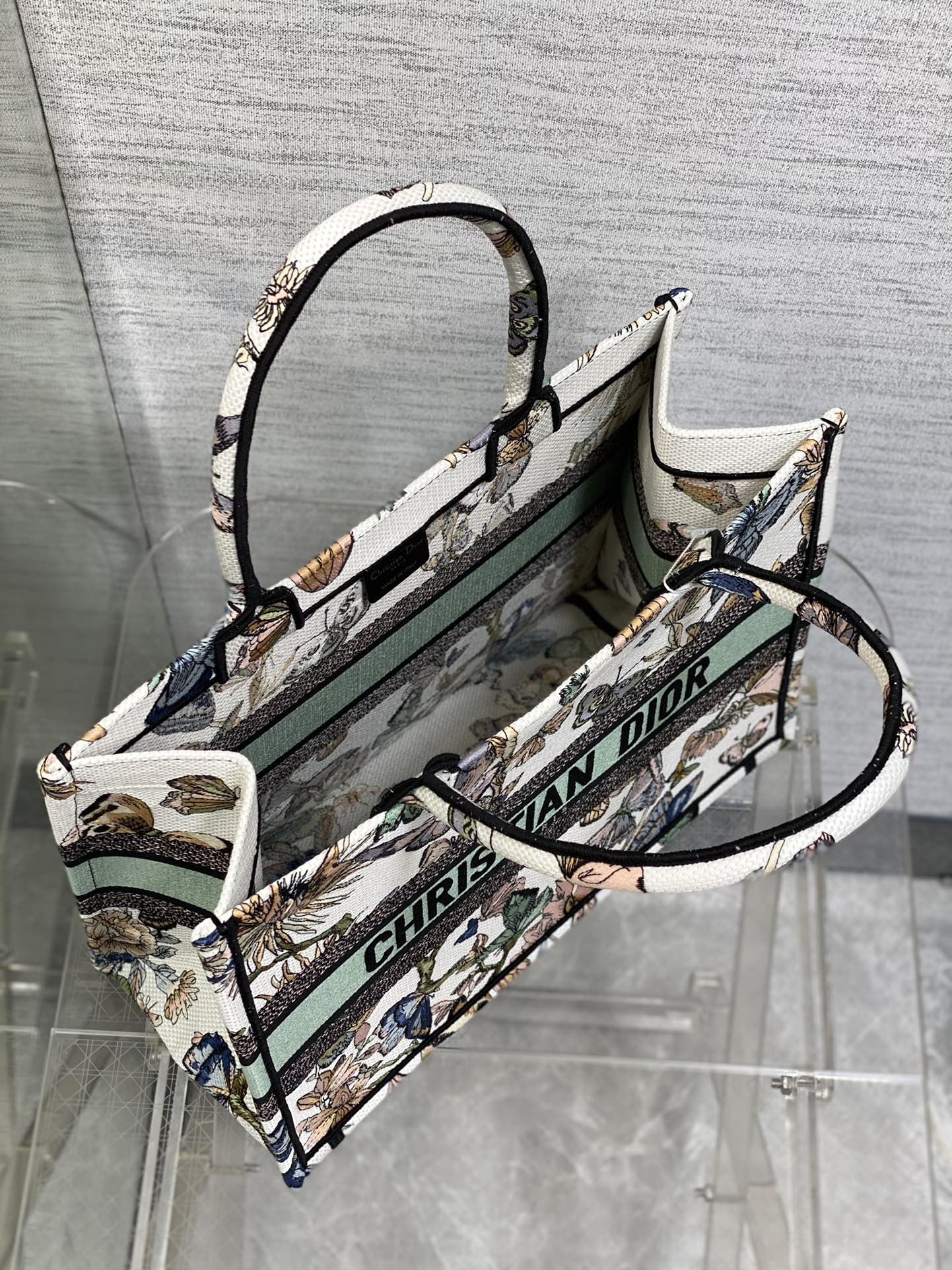 D*or small book tote-36.5cm