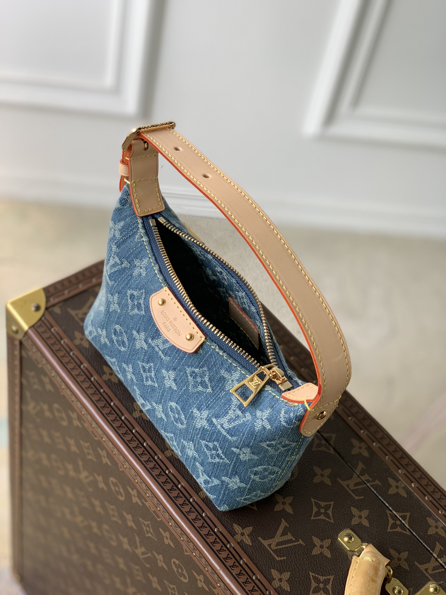 l0*is V*t0n mini moon - m82949-20.5*6*16cm