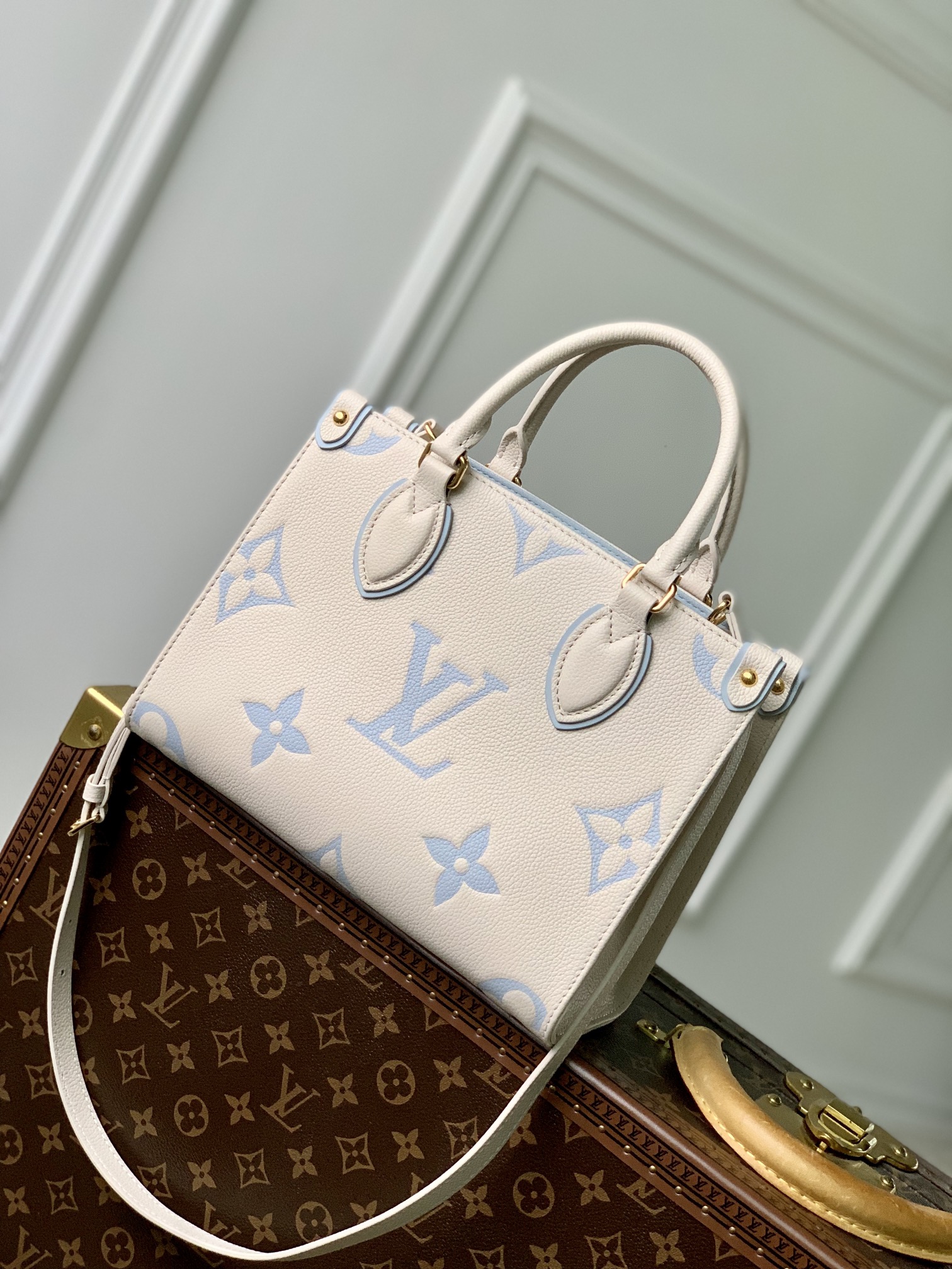l0*is V*t0n onthego handbag-25*19*11.5 cm