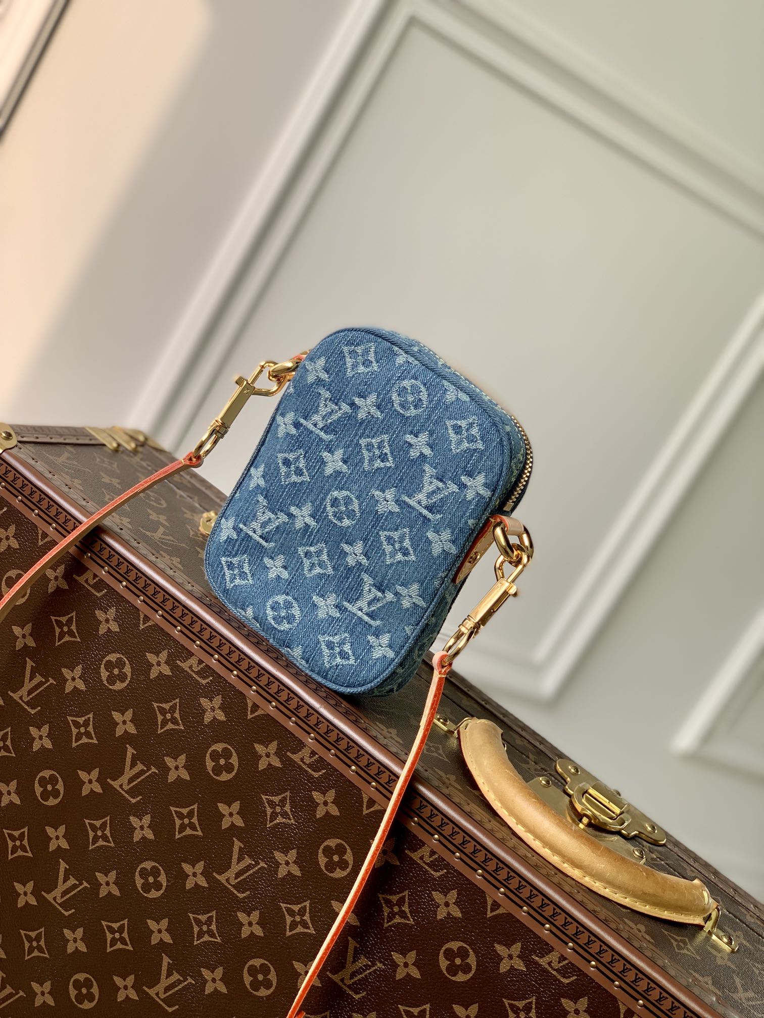l0*is V*t0n fairfax pochette bag-14 x 18 x 2.7cm