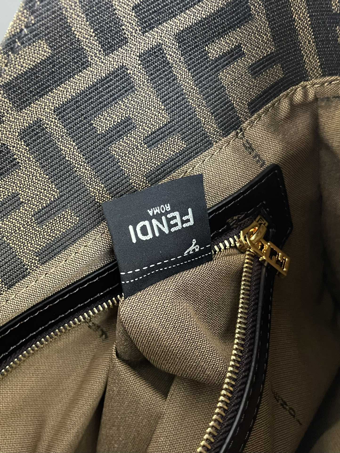 F**di vintage bag-29x25x4cm