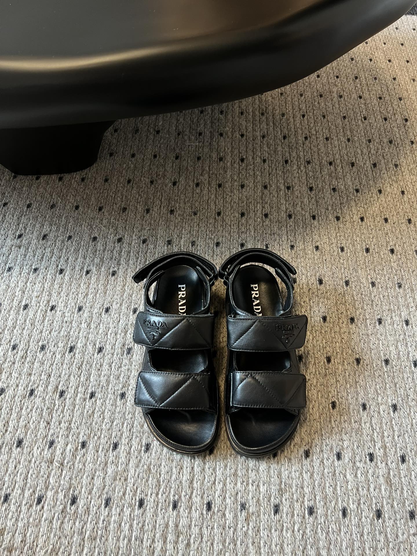 Pra*a sandals