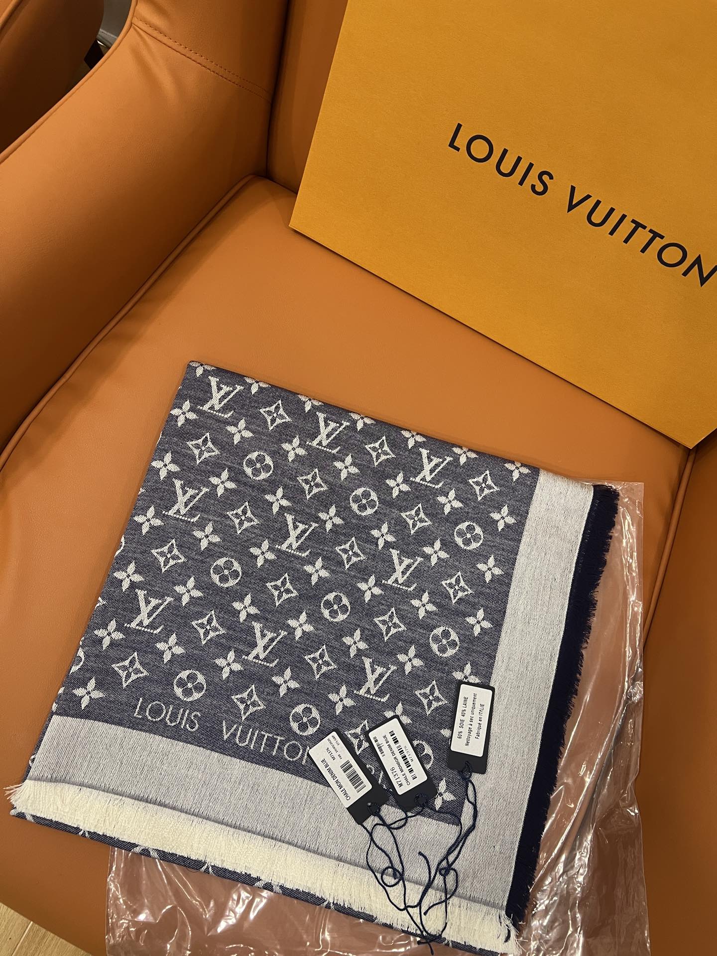 l0*is V*t0n scarf