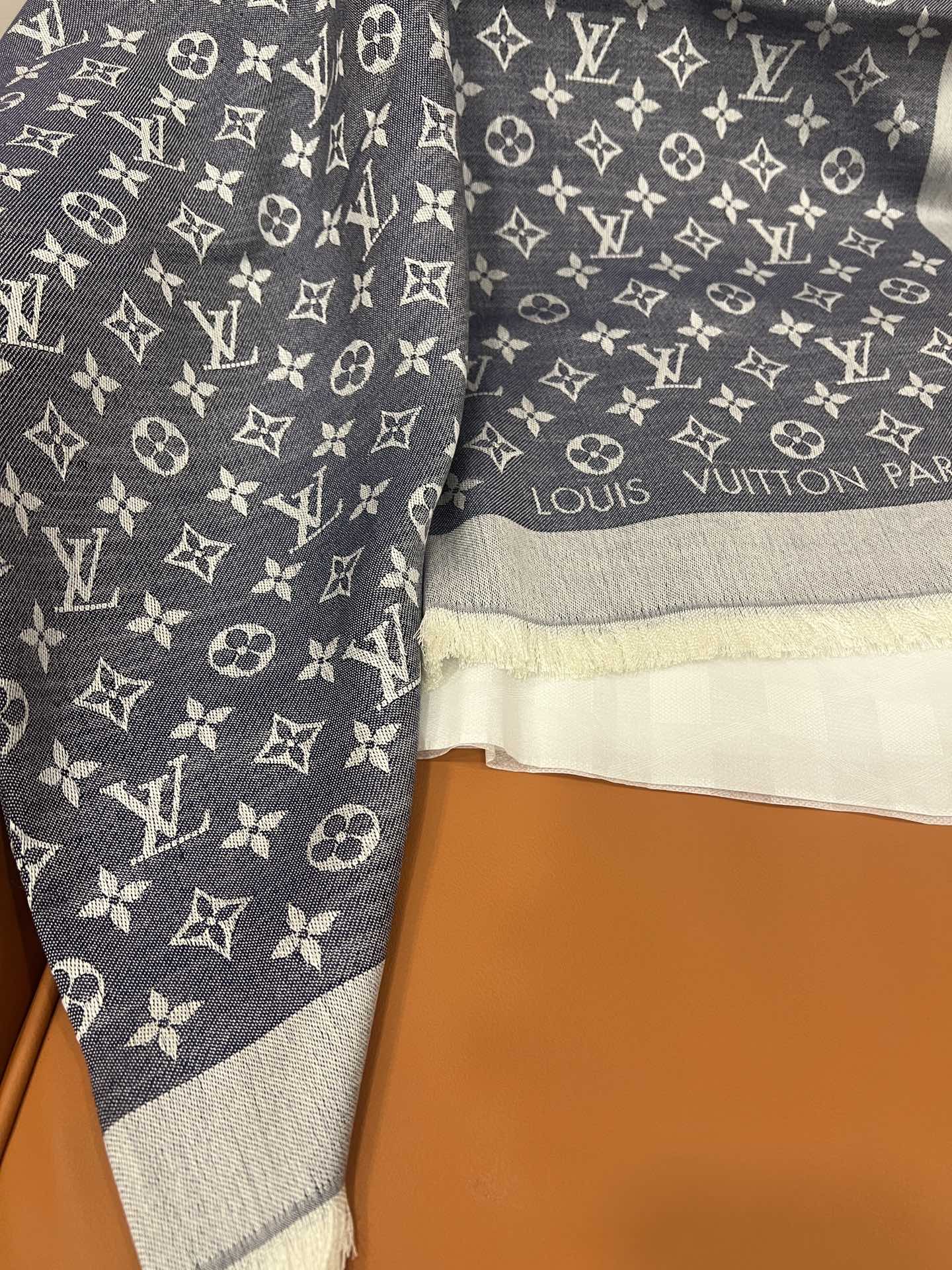 l0*is V*t0n scarf