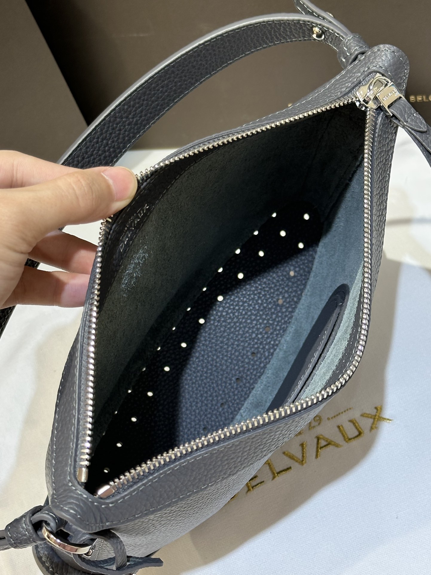De1uavx pin swing tote-29*9*20cm