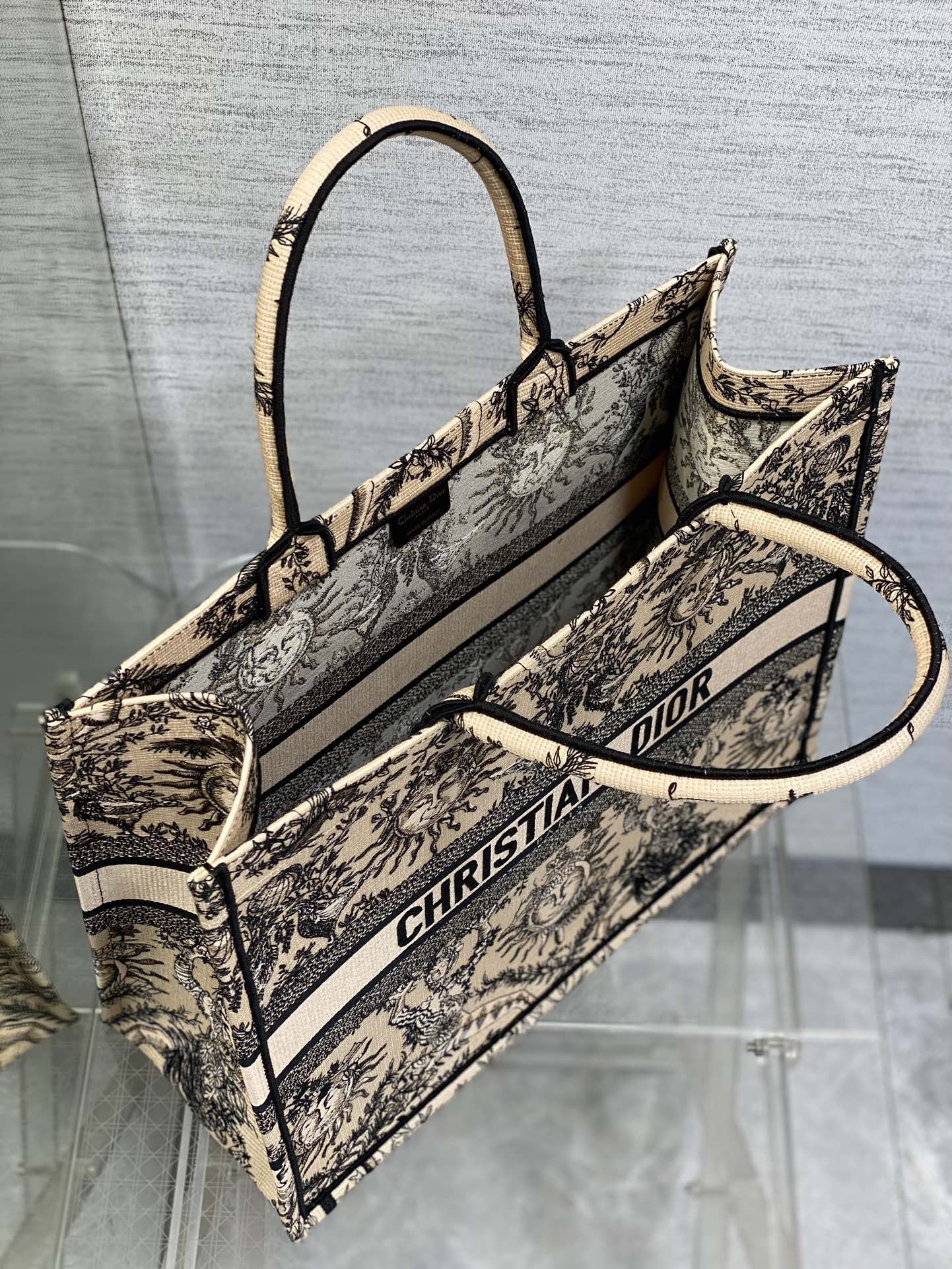 D*or book tote