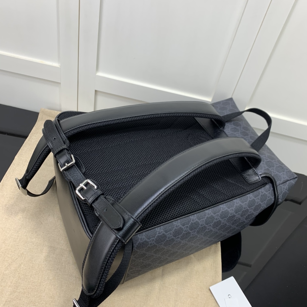 G*u*i backpack-26*43*18cm