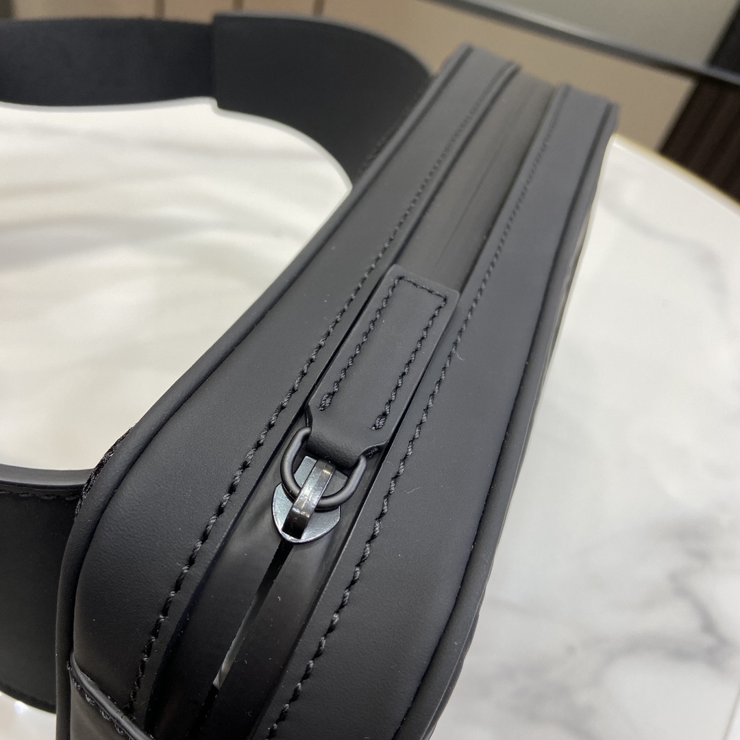 G*u*i waist bag-13*24*5cm