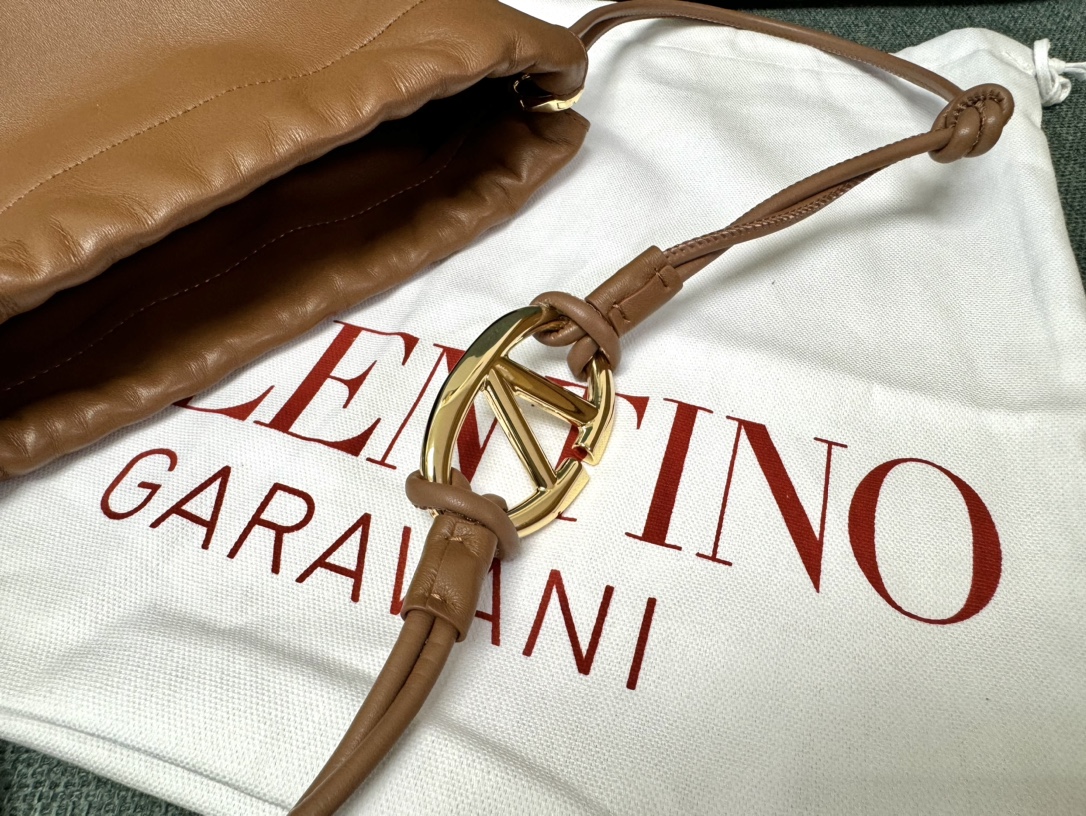 Va1e*ntin0 garavani vlogo pouf bag-20x17x8cm