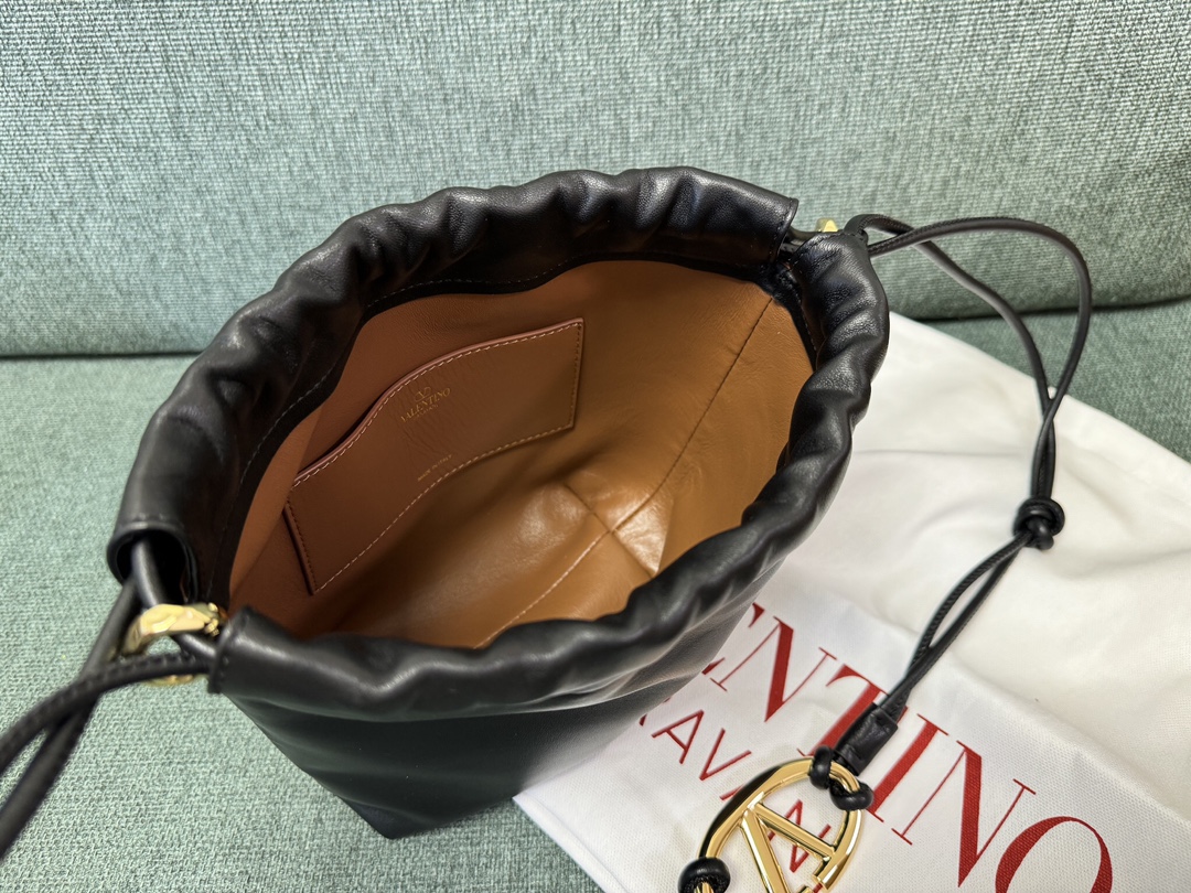 Va1e*ntin0 garavani vlogo pouf bag-20x17x8cm