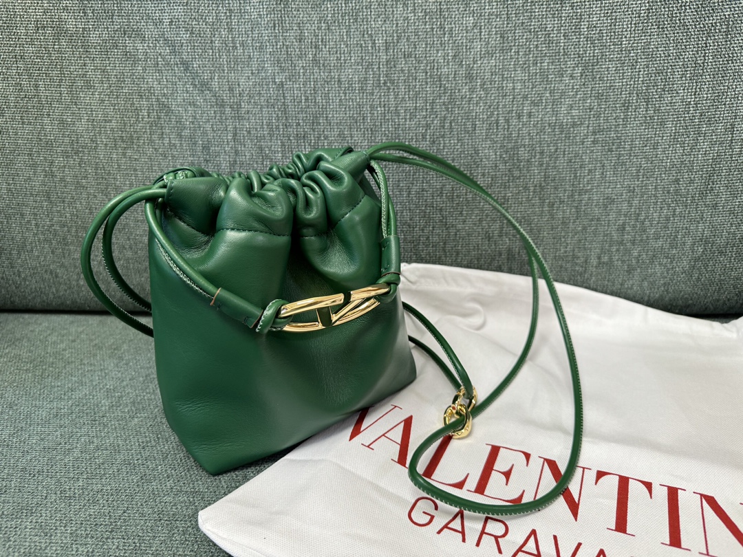 Va1e*ntin0 garavani vlogo pouf bag-20x17x8cm