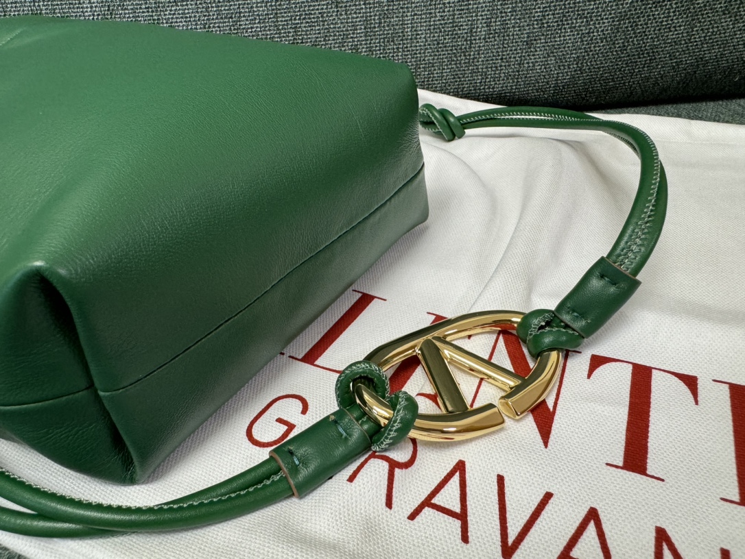 Va1e*ntin0 garavani vlogo pouf bag-20x17x8cm