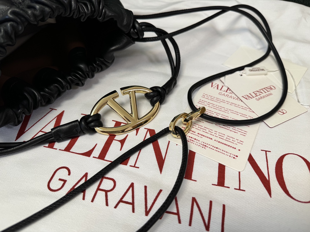 Va1e*ntin0 garavani vlogo pouf bag-23x19x14cm