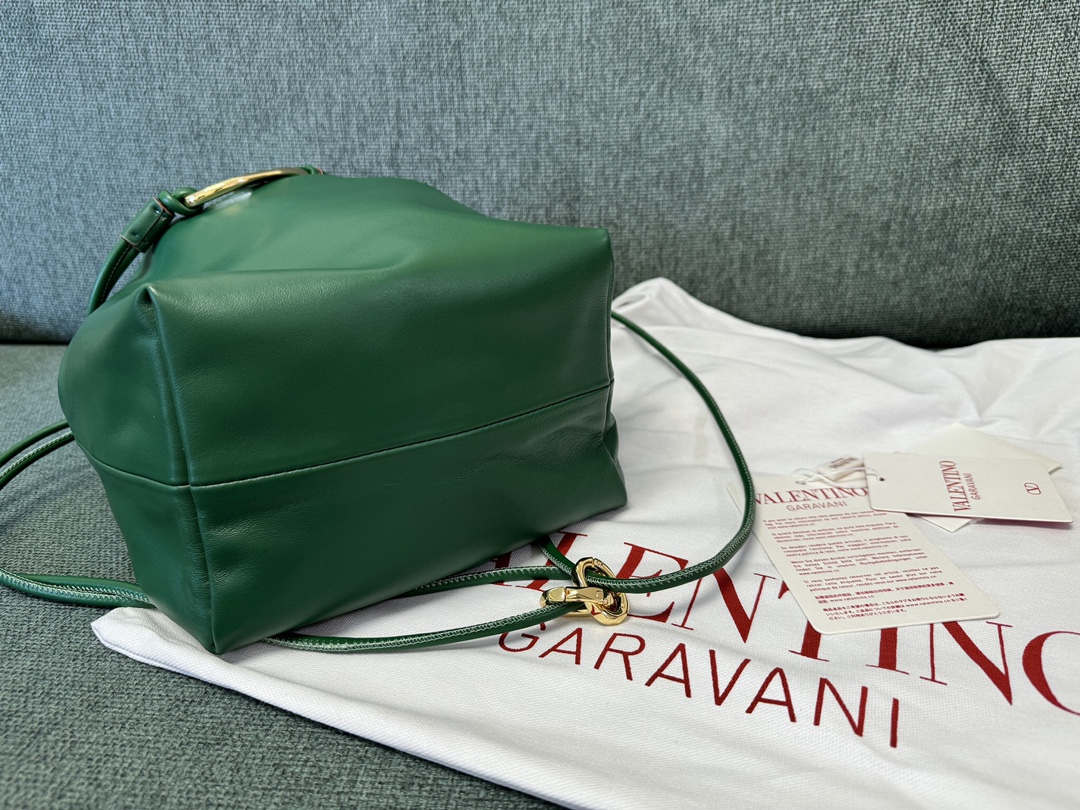 Va1e*ntin0 garavani vlogo pouf bag-23x19x14cm
