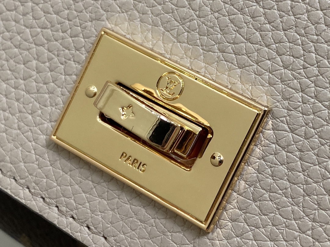 l0*is V*t0n victorine on my side12*9.5*2.5cm
