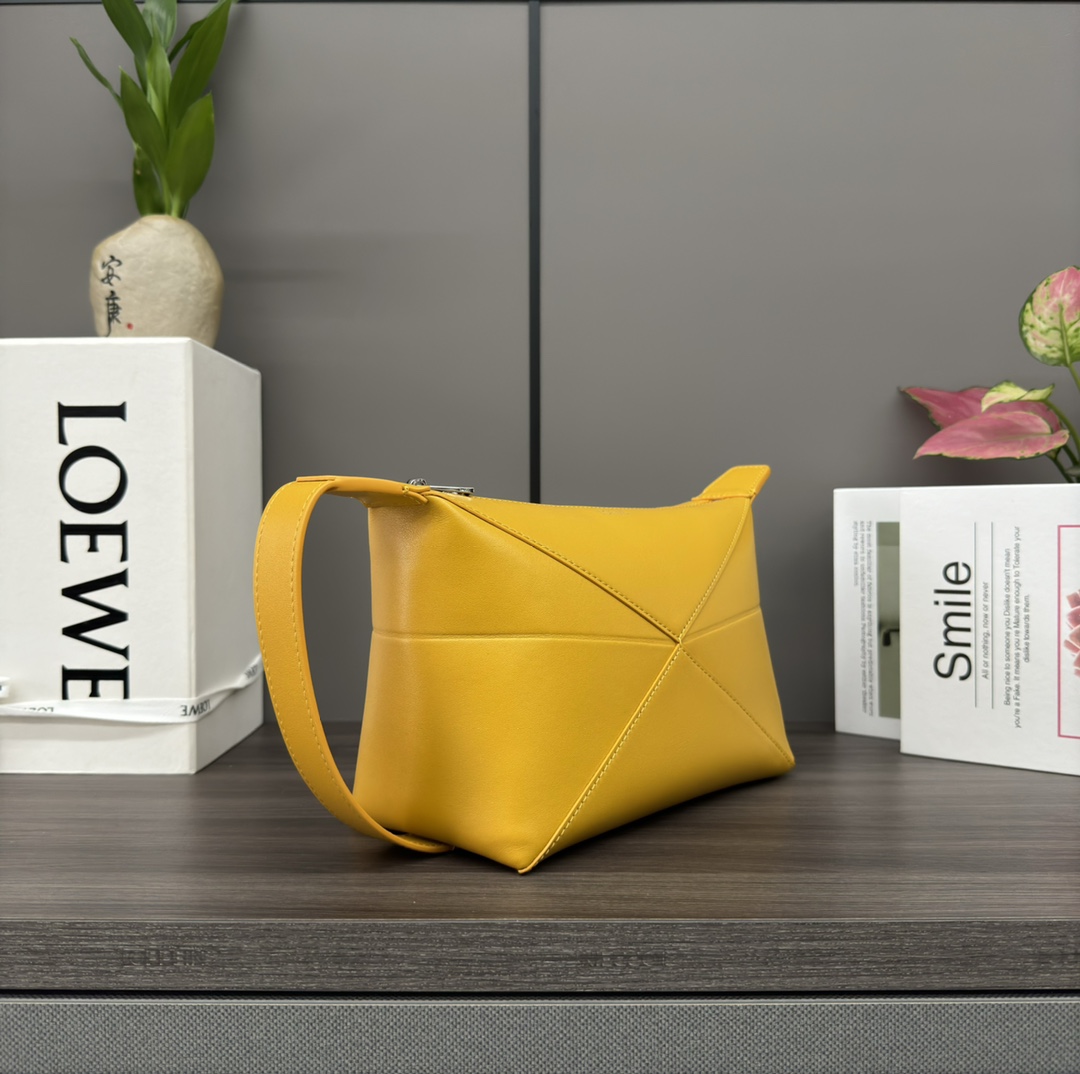 L0ew* pouch-22.7*12*15.5cm