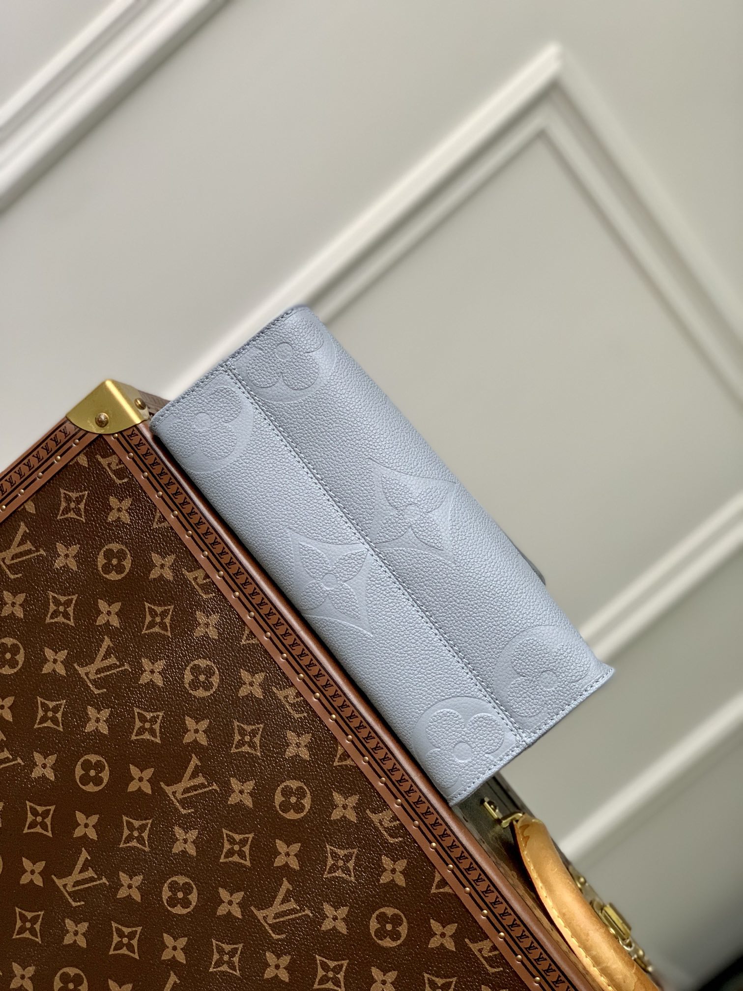 l0*is V*t0n onthego handbag-25*19*11.5 cm